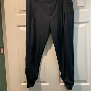 Sz 10 navy polyester cropped pants.